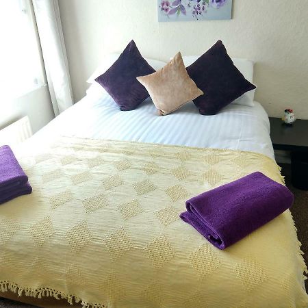 Rowe Gardens - Self Catering - Guesthouse Style - Comfortable Twin Or Double Rooms - Quiet Residential Area Workington Esterno foto