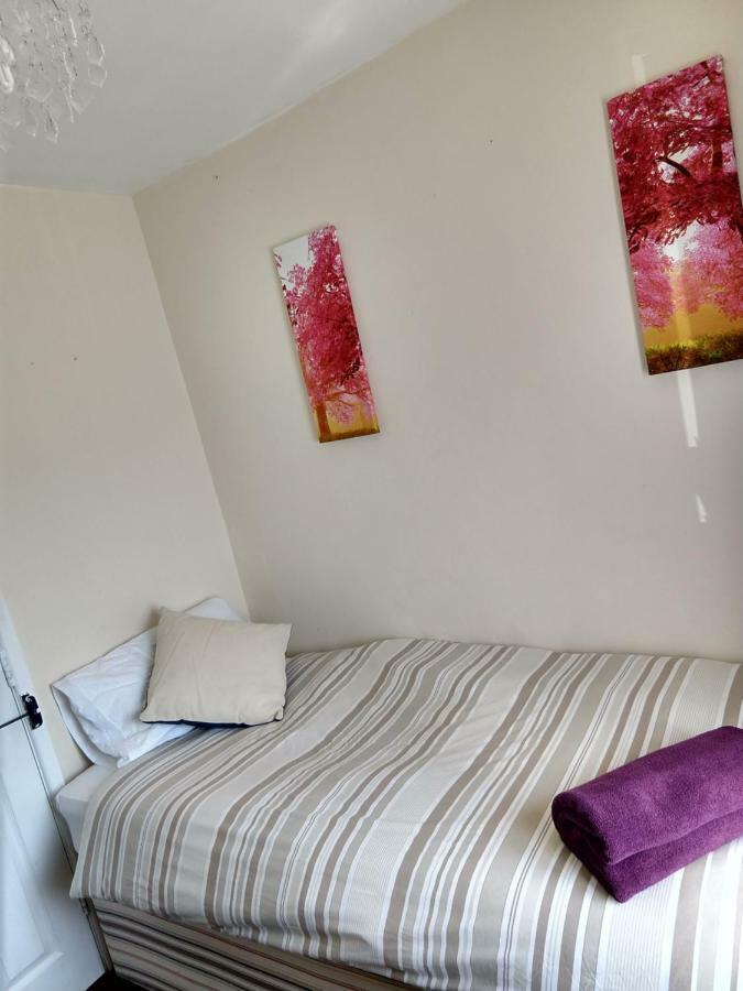 Rowe Gardens - Self Catering - Guesthouse Style - Comfortable Twin Or Double Rooms - Quiet Residential Area Workington Esterno foto