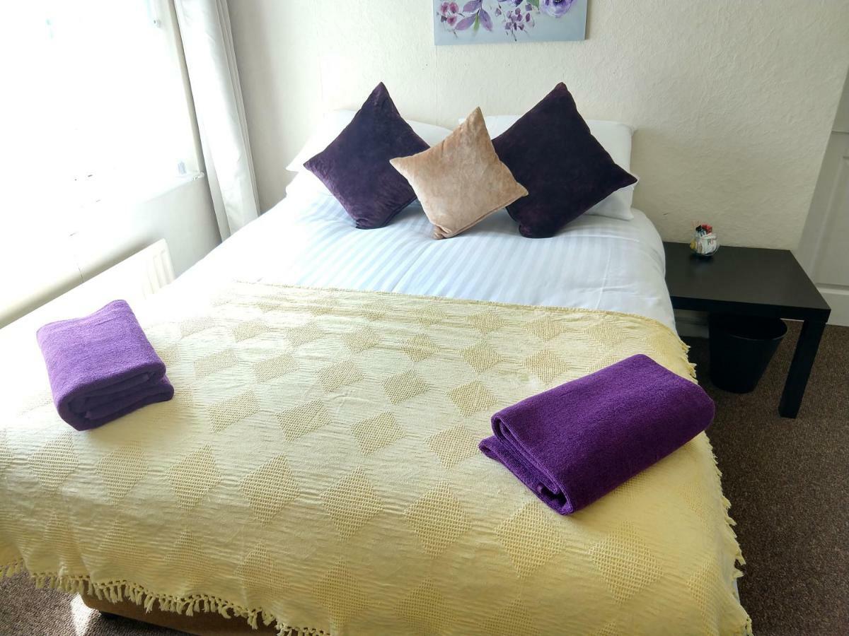 Rowe Gardens - Self Catering - Guesthouse Style - Comfortable Twin Or Double Rooms - Quiet Residential Area Workington Esterno foto